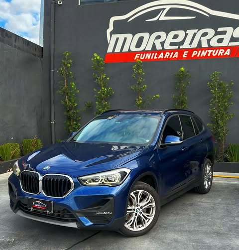 BMW X1 azul finalizada após pintura automotiva na Moreiras Funilaria e Pintura